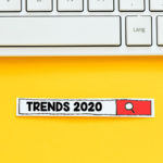 Tastatur und Suchbalken mit "Trends 2020" auf gelbem Hintergrund