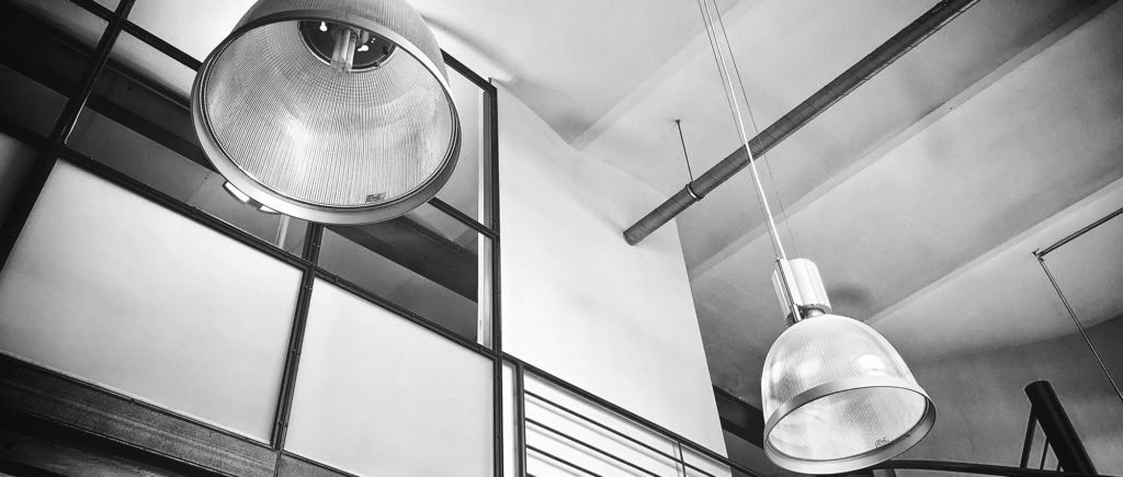 header-unterseiten-Lampen Lampen und die Decke im Eingangsbereich der digital art Agentur