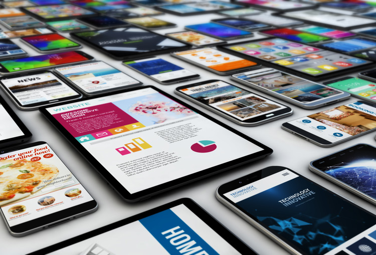 Vielfalt unterschiedlicher mobiler Geräte, die unterschiedliche Webseiten zeigen